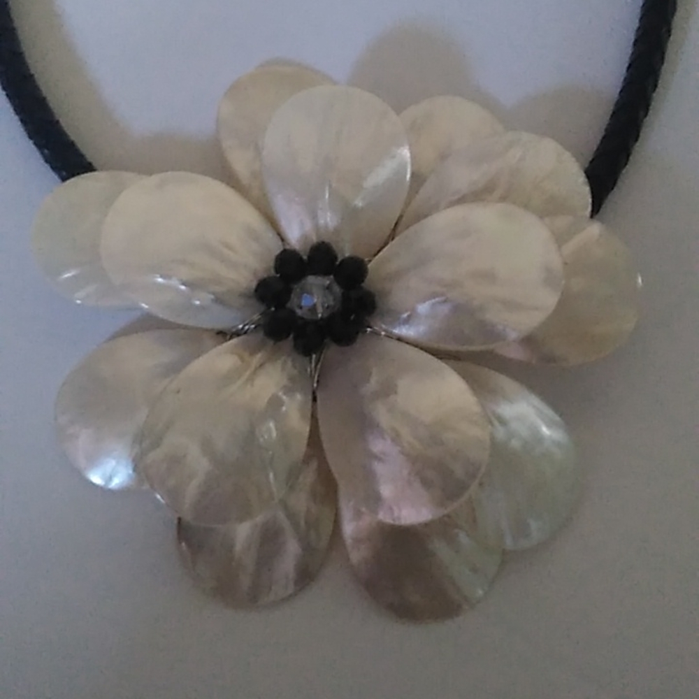 Flower necklace with flower in the middle of the flower - Picture 2 of 4